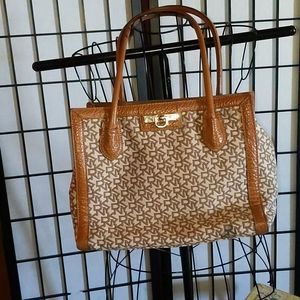 ♥️SOLD♥️DNKY Signature purse